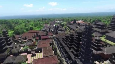 Agung yanardağının yakınında üzerinde insansız hava aracıyla uçan eski güzel Budist tapınağı.