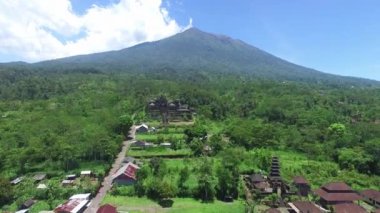 Agung yanardağının yakınında üzerinde insansız hava aracıyla uçan eski güzel Budist tapınağı.