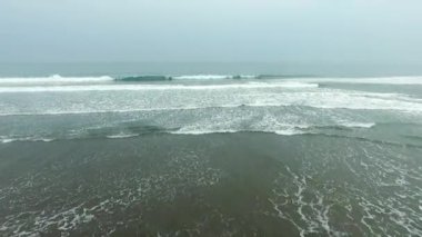 Plajın güzel hava manzarası Tropikal ormanın siyah kumlarıyla