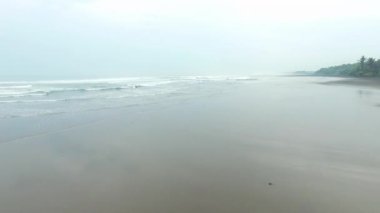 Plajın güzel hava manzarası Tropikal ormanın siyah kumlarıyla