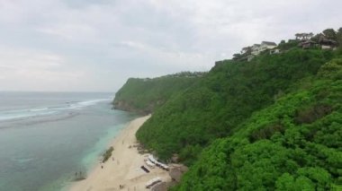 Plajın güzel hava manzarası Tropikal ormanın siyah kumlarıyla
