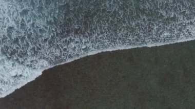 Plajın güzel hava manzarası Tropikal ormanın siyah kumlarıyla