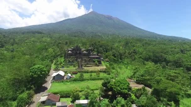 Oude Prachtige Boeddhistische Tempel Buurt Van Agung Vulkaan Vliegen Met — Stockvideo