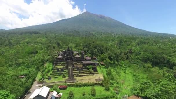 Αρχαίο Όμορφο Βουδιστής Ναός Κοντά Στο Ηφαίστειο Agung Που Φέρουν — Αρχείο Βίντεο