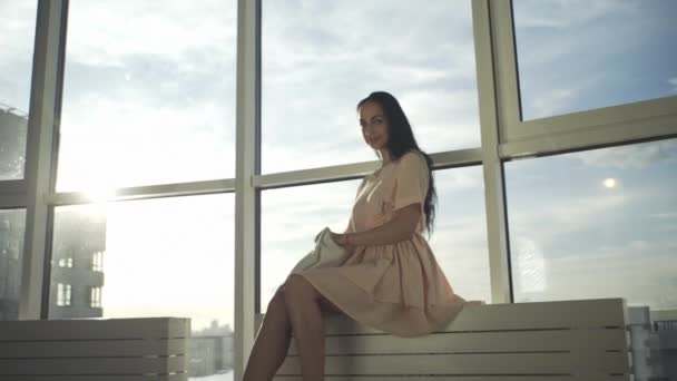 Güzel Bir Kız Güzel Manzaralı Yüksek Bir Evin Penceresinin Yanındaki — Stok video