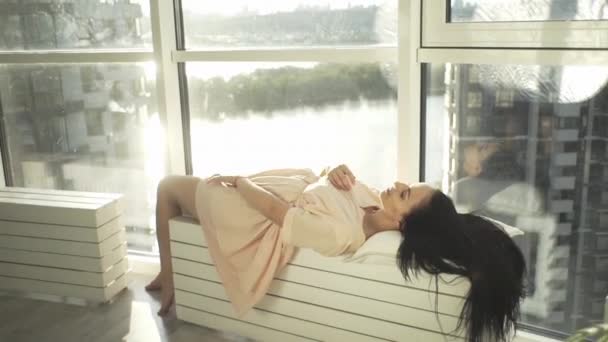 Piękna Dziewczyna Pozowanie Kamery Pobliżu Okna Wysokiego Domu Pięknym Widokiem — Wideo stockowe