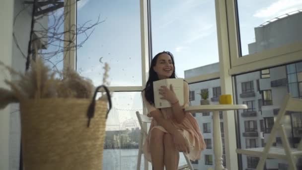 Belle Fille Posant Caméra Près Fenêtre Une Maison Haute Avec — Video