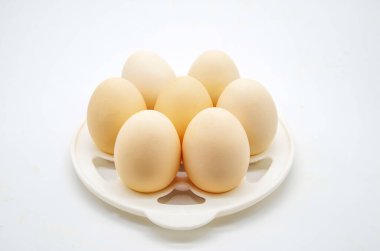 Beyaz arka planda çiftlik yumurtaları