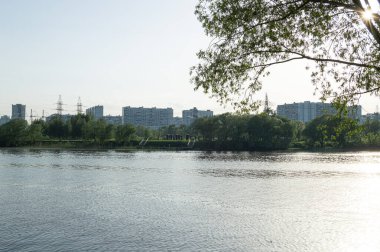 Moskova nehrinin güneşli manzarası.