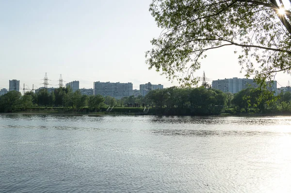 Moskova nehrinin güneşli manzarası.