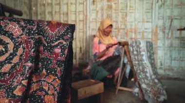 Yaşlı kadın resim batik canting ile