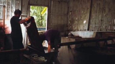 İki adam karanlık döken Batik kumaş boyama