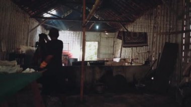 İki adam ile batik kumaş döken karanlıkta yürümek boyama