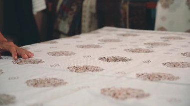 Batik yapmak balmumu uygulamak adam ellerini kapatın
