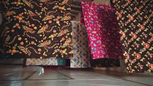 Batikované tkaniny sušení na lanech v továrně v Java, Indonésie — Stock video