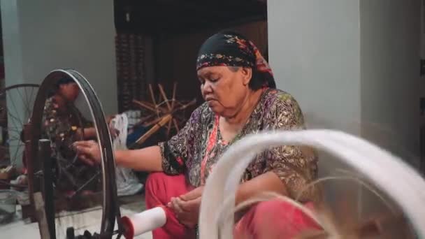 Indonesian woman using spinning wheel — Stock Video