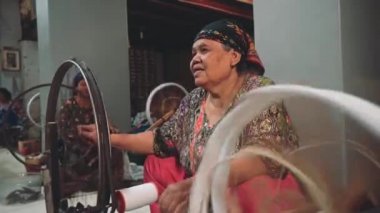 Çıkrık kullanan Endonezya kadın