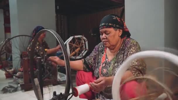 Ινδονησιακή γυναίκα χρησιμοποιώντας τροχό νηματοποίηση — Αρχείο Βίντεο