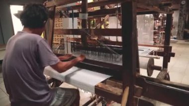 Endonezya adam ayak pedal tezgahı makinesi ile kumaş dokuma