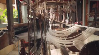 Terk edilmiş ayak pedal tezgahı makinesi ile iplik