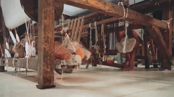 インドネシアの男性の足で足足踏み織機マシンを使用して — ストック動画