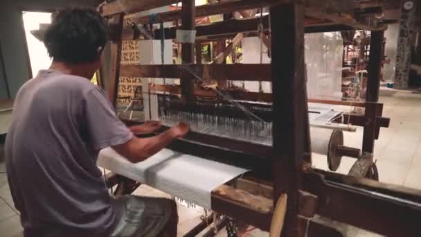 Tela de tejido de hombre indonesio con máquina de telar de pedal — Vídeos de Stock