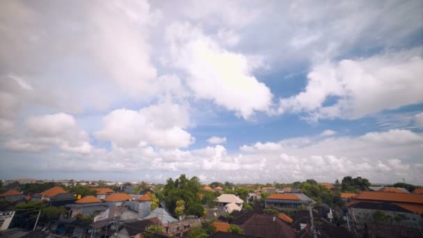 巴厘岛塞米亚克屋顶和天空 timelapse — 图库视频影像