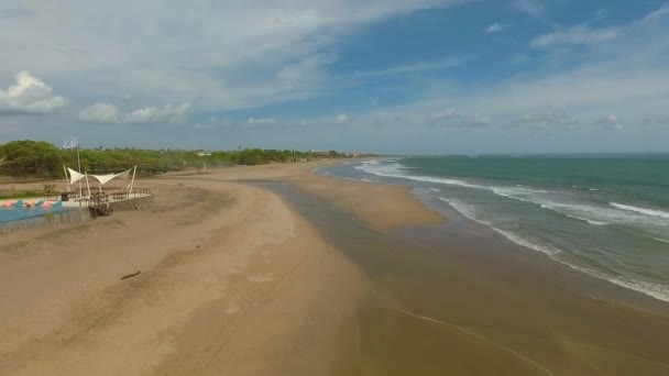 Vista aérea da praia de Seminyak em Bali, Indonésia — Vídeo de Stock