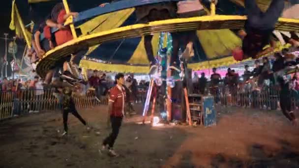 Ruční kruh lavice jezdit v Jogjakarta fanfair — Stock video