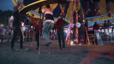 Daire tezgah tırmanma insanlarla Jogjakarta fanfair içinde yolculuk