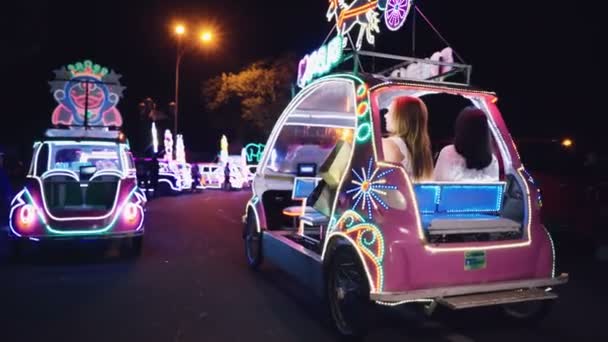 Amigos montando bling bling car en Jogja — Vídeo de stock