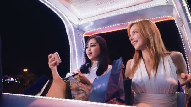 Dvě ženy na koni bling bling auto v Jogja — Stock video