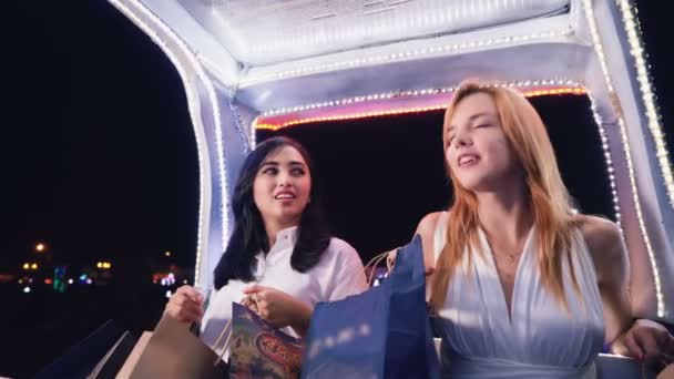 Dos mujeres montando bling bling car en Jogja — Vídeo de stock