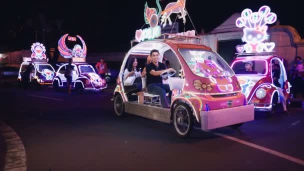 Två kvinnor och man rider bling bling bil i Jogja — Stockvideo