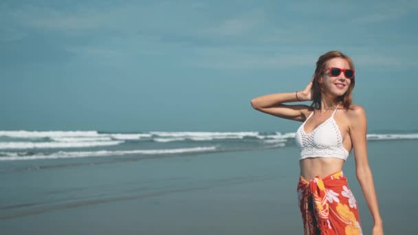 Jovem Mulher Caucasiana Feliz Coloca Óculos Sol Estende Mãos Praia — Vídeo de Stock