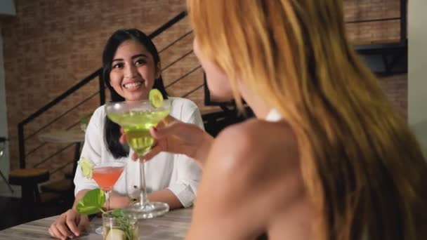 Dos mujeres bebiendo cócteles y hablando — Vídeos de Stock