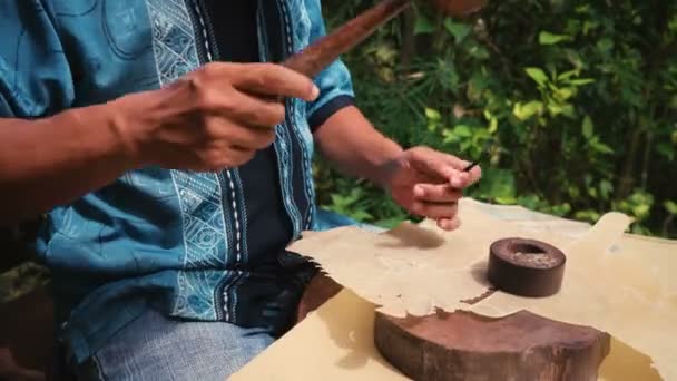 Leather puppet maker in Jogjakarta, Indonesia — Stock Video