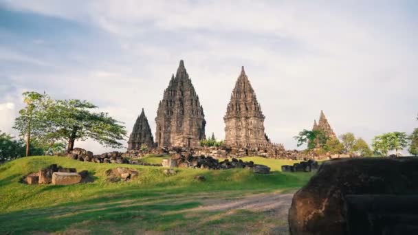 Tempio di Prambanan e prato verde scivolo nella giornata di sole — Video Stock