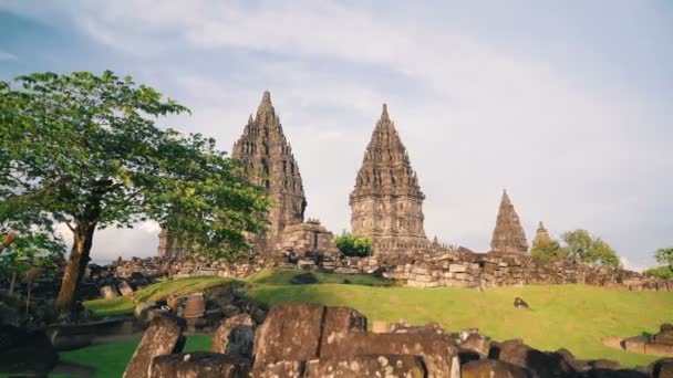 Prambanan храм і зелений газон слайдів на сонячний день — стокове відео