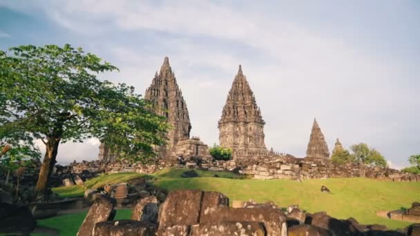 Tempio di Prambanan e prato verde scivolo nella giornata di sole — Video Stock