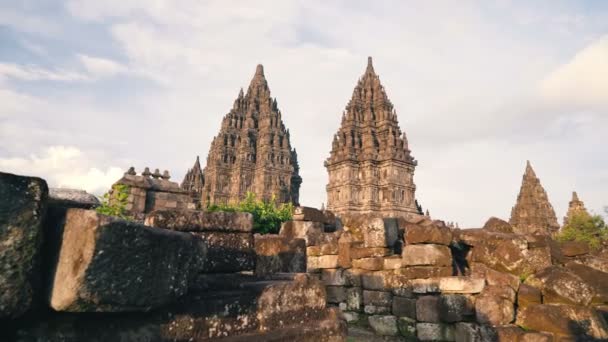 Храм Прамбанан с камнями на переднем плане — стоковое видео