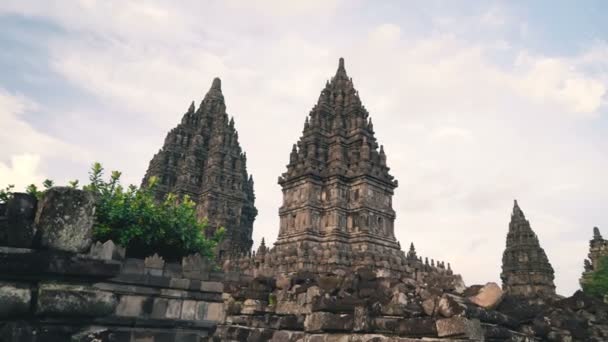Prambanan храму з камінням на передньому плані — стокове відео