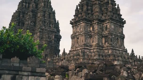 Chrám Prambanan s kameny v popředí — Stock video