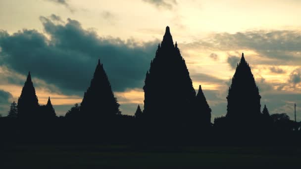 Silueta del templo de Prambanan en la puesta del sol — Vídeo de stock