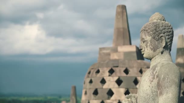 Kamienny posąg Buddy na szczycie świątyni Borobudur — Wideo stockowe