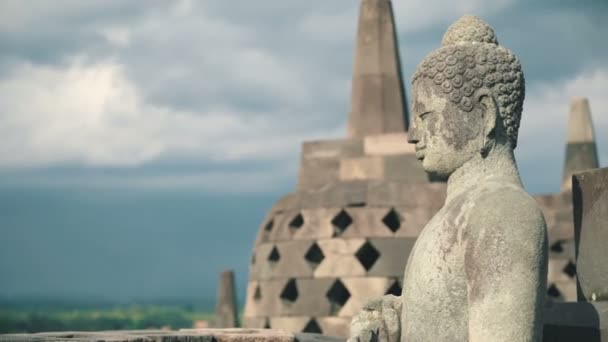 Kamienny posąg Buddy na szczycie świątyni Borobudur — Wideo stockowe