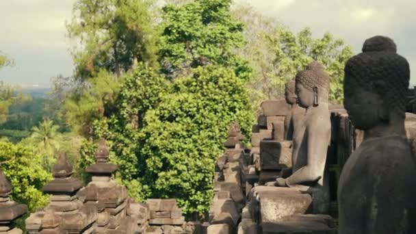 Statues en pierre de Bouddha sur le mur du temple Borobudur 