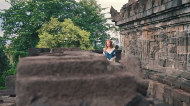 Ung kvinna promenader i Borobudur temple — Stockvideo