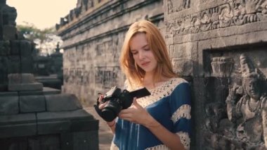 Genç kadın turist Borobudur Tapınağı