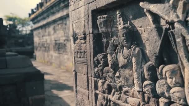 Bas reliefer på väggen av Borobudur temple — Stockvideo